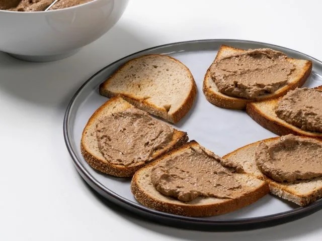 Не стойте под грузом и стрелой крана.