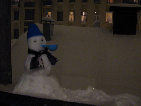 Окно заваливает снегом (4 фото)