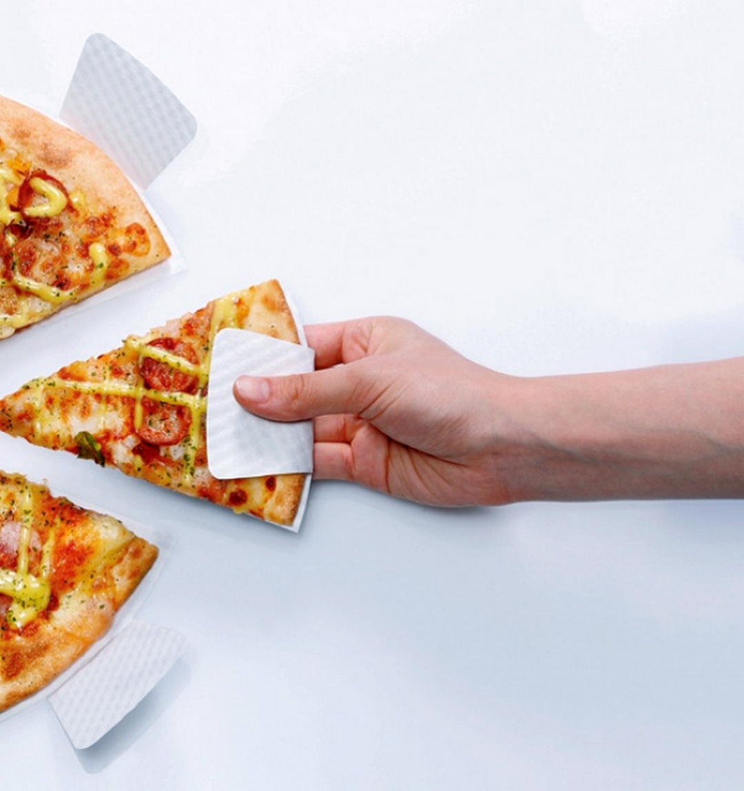 Кусочек пиццы в руке