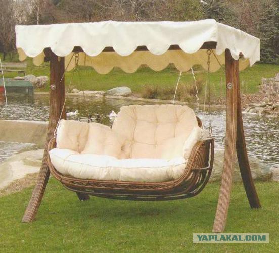 Садовая дорожка и скамейка для отдыха