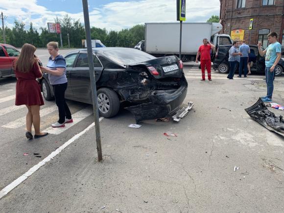 В Бийске пьяный водитель устроил массовое ДТП и получил за это удар в лицо