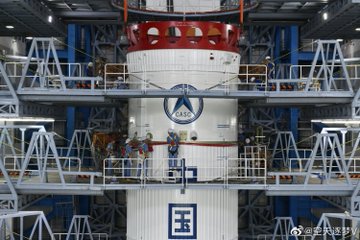 Ракета для лунной миссии «Чанъэ-5» установлена на стартовой площадке космодрома Вэньчан