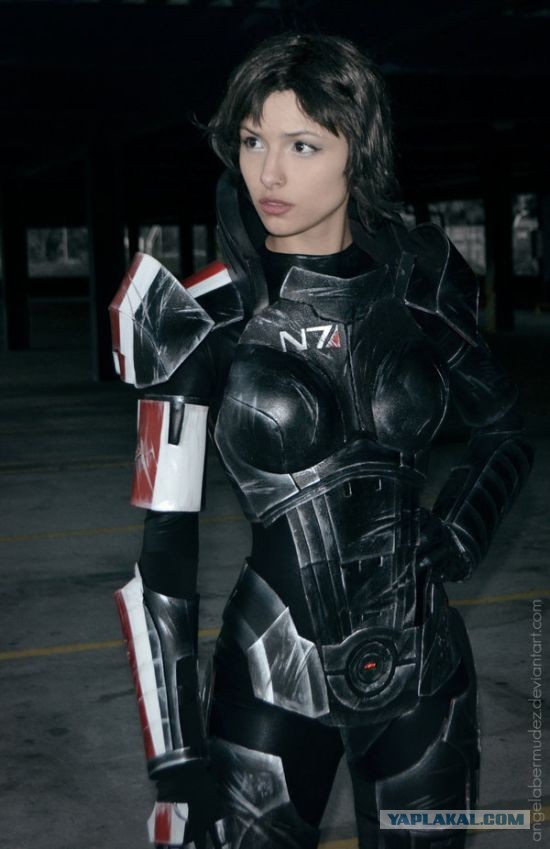 Крутой косплей, костюм из игры Mass Effect