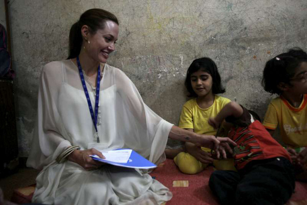 Анжелина Джоли и Брэд Питт посетили беженцев