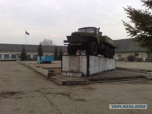 Автомобили на постаменте