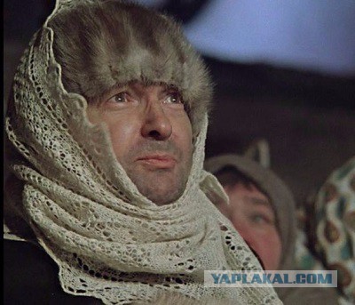 Мужик зачем-то кинулся в горящий дом. Зачем?