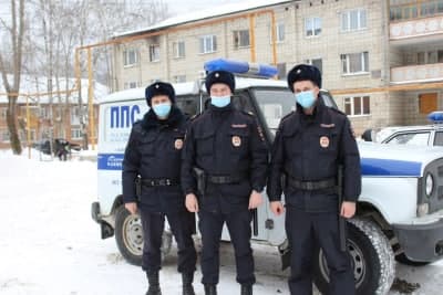 На Урале трое полицейских несколько километров несли на руках мужчину, который потерялся в зимнем лесу