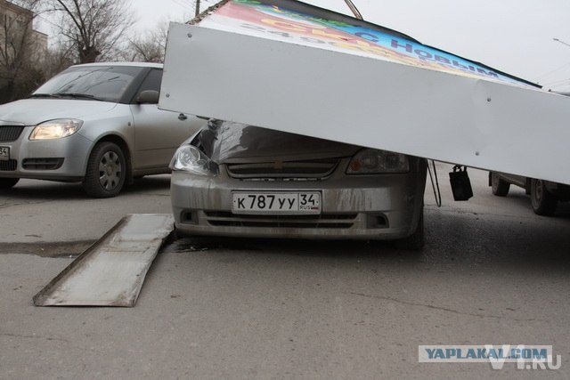 В Волгограде рекламный щит упал на проезжую часть