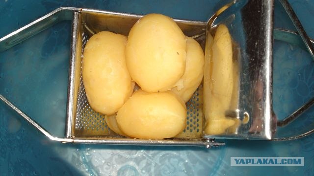 Картофельный рулет с мясным фаршем и грибами