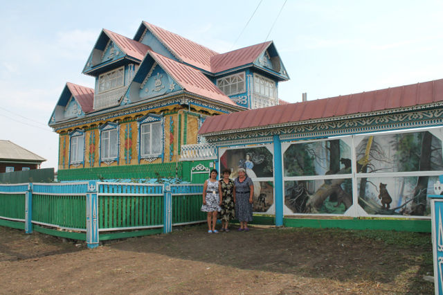 Прикольный дом или деревенский креатив.