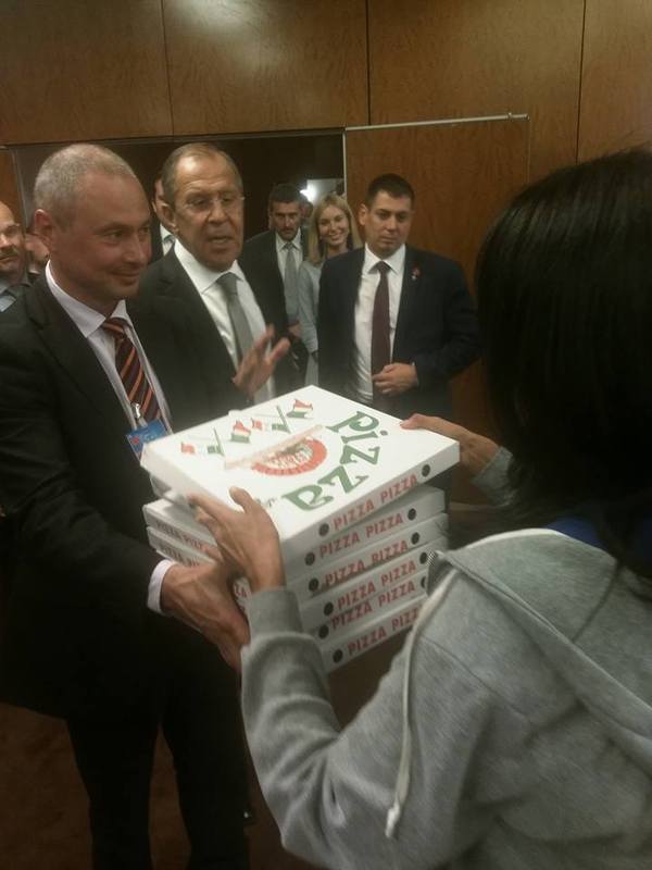 Сергей Лавров накормил журналистов пиццей "от Керри" и угостил водкой