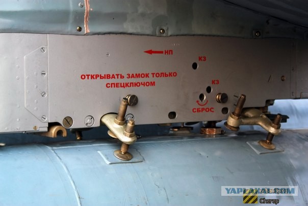 Полузаброшенный аэродром с кладбищем вертолетов