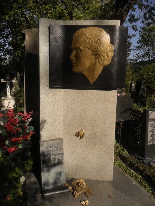 Звезды советского кино, обретшие покой на Новодевичьем кладбище в Москве