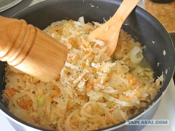 Пирожки жареные с капустой