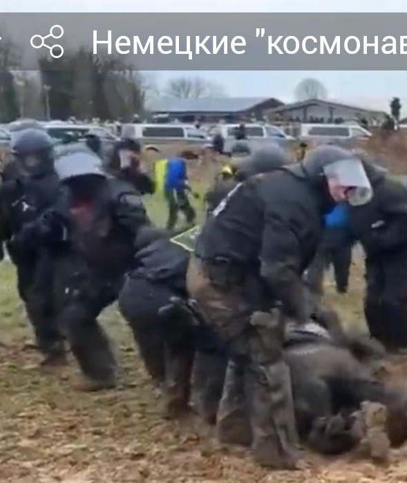 Немецкие "космонавты" попытались разогнать очередной протест у деревеньки Лютцерат