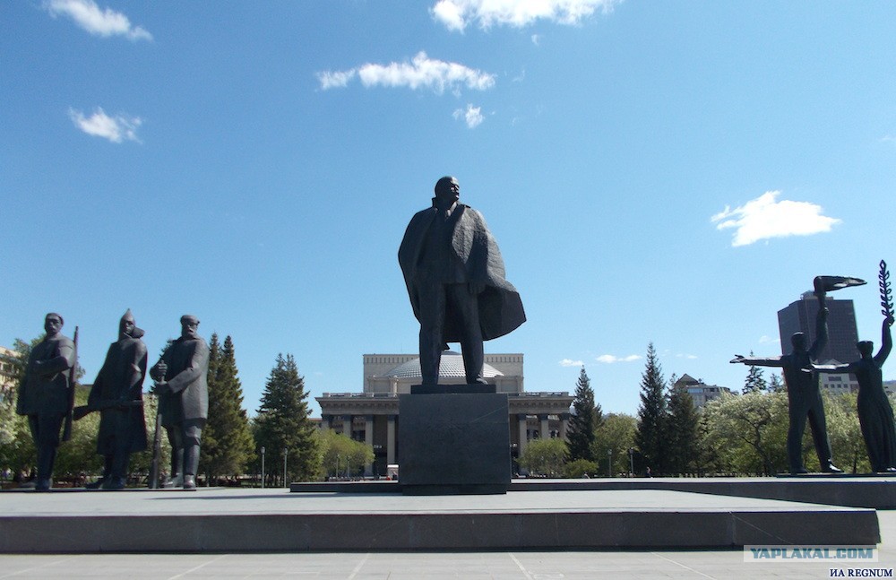 Памятник недорого новосибирск. Памятник Владимиру Ильичу Ленину в Новосибирске. Памятник на площади Ленина Новосибирск. Статуи на площади Ленина Новосибирск. Статуя Ленина на Ленина в Новосибирске.