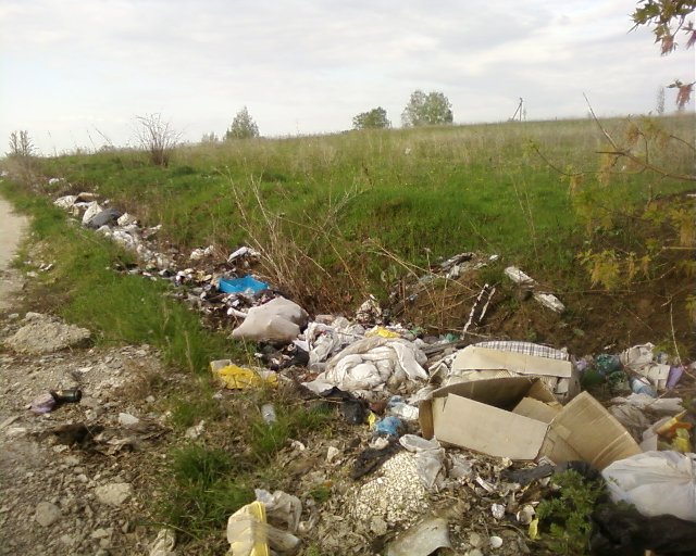 Водитель! А куда стряхиваешь пепел ты?
