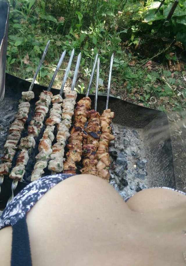 Симпатичные девушки и вкусное мясо