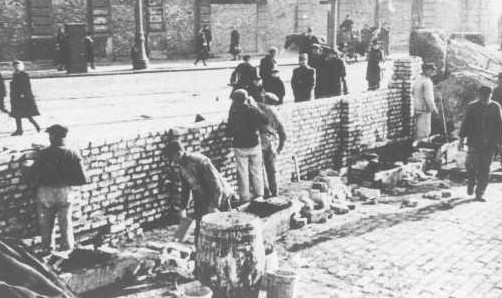 В Кургане в одном из ТЦ для посетителей без QR-кодов соорудили специальную антиковидную дорожку из деревянных поддонов