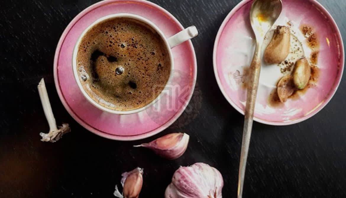 Кофе по батумски. Азер кофе. Кофе из турки с медом. Кофе с чесноком. Кофе с чесноком.
