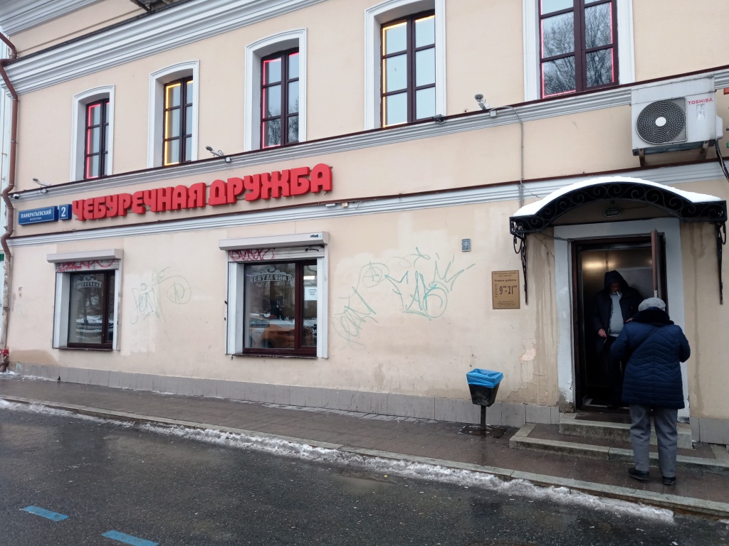 вспоминаю ненавижу. женщина уходит от мужчины. девушка думает о мужчине. страстные губы. грустные воспоминания.