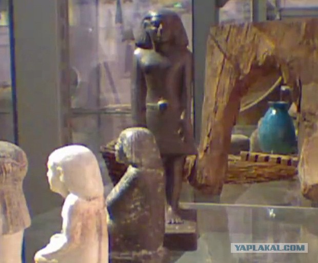 Статуя бога Осириса ожила в музее.