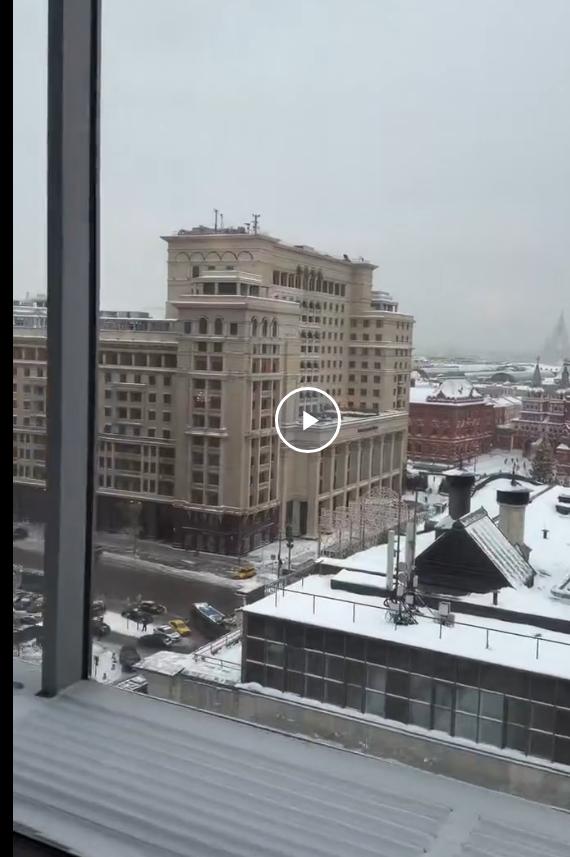 Вид из номера в московском The Carlton по цене 2,5 млн за ночь снял на видео командировочный