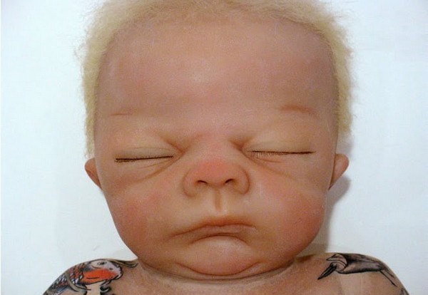 Странная игрушка - татуированый младенец