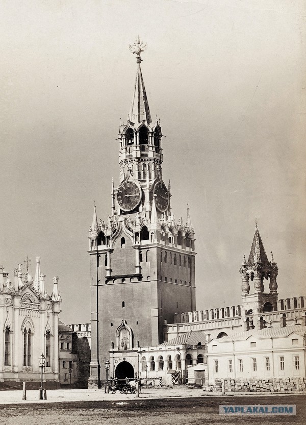 Когда Московский Кремль был красным, а когда белым?