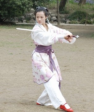 Азиатские девушки практикуют Ушу