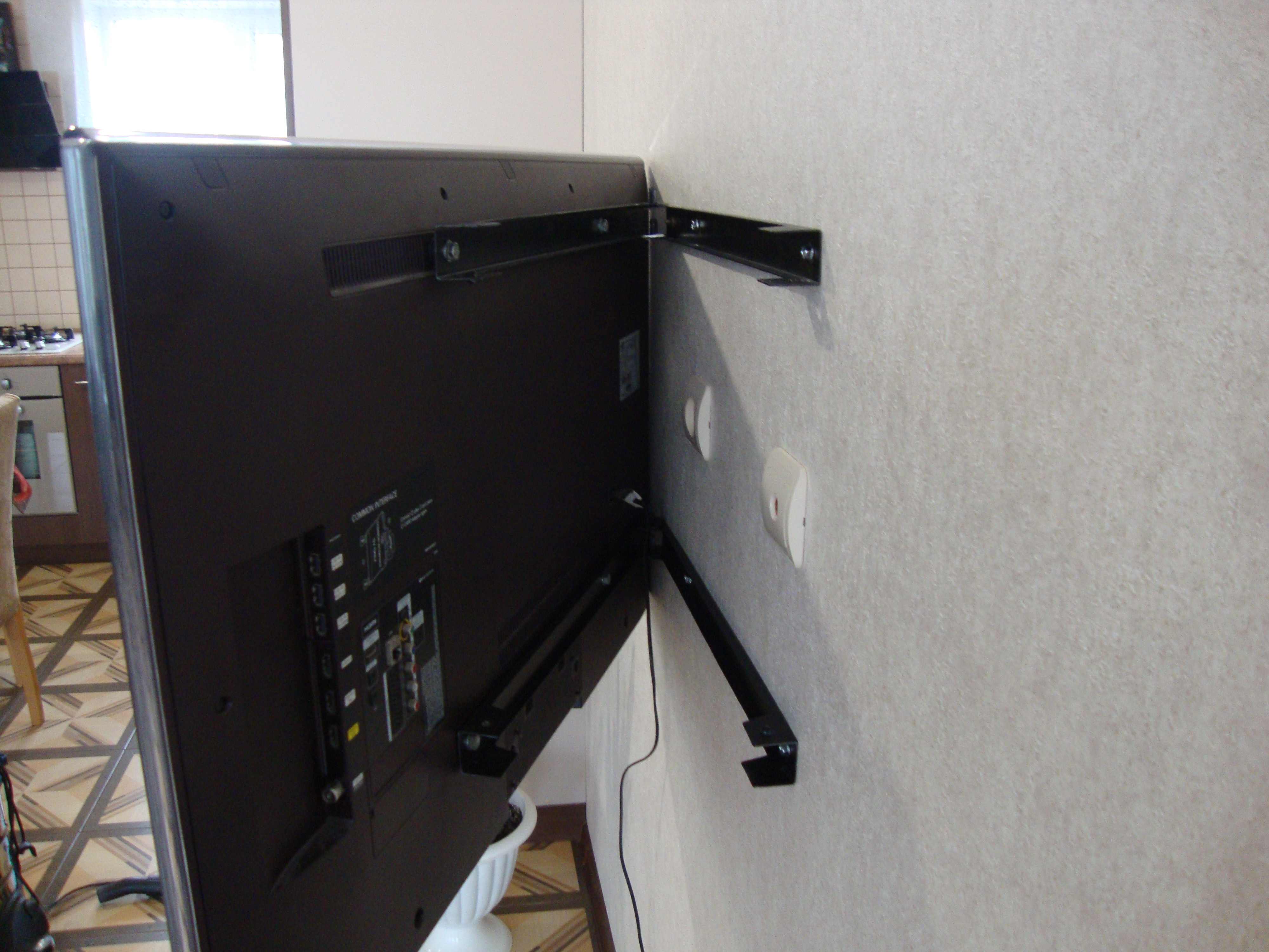 Защита телевизора lg. Телевизор LG 32lb75 кронштейн. Кронштейн для телевизора LG 42lb620v. Кронштейн для телевизора LG 37lh2000.