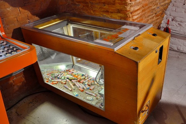 «Психанул»: кузбассовец вскрыл игровой автомат и раздал игрушки детям