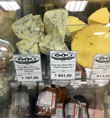 В Госдуме открылся супермаркет с российской моцареллой, сыром дорблю и «Дошираком»
