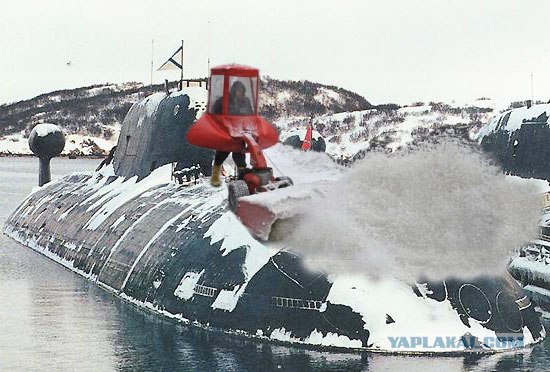 Человек и снегоход!