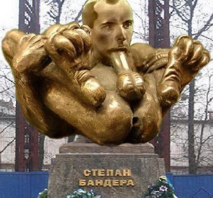 Ему одному не скучно