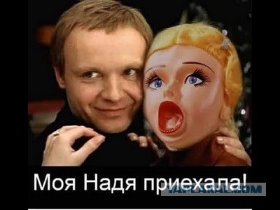 К Наде набежали женихи