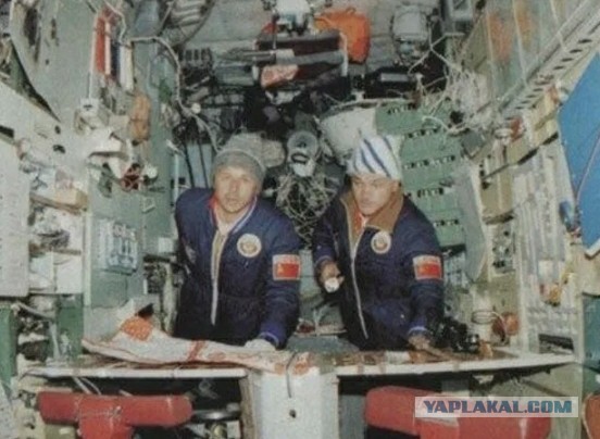 С праздником всех! С днем космонавтики!