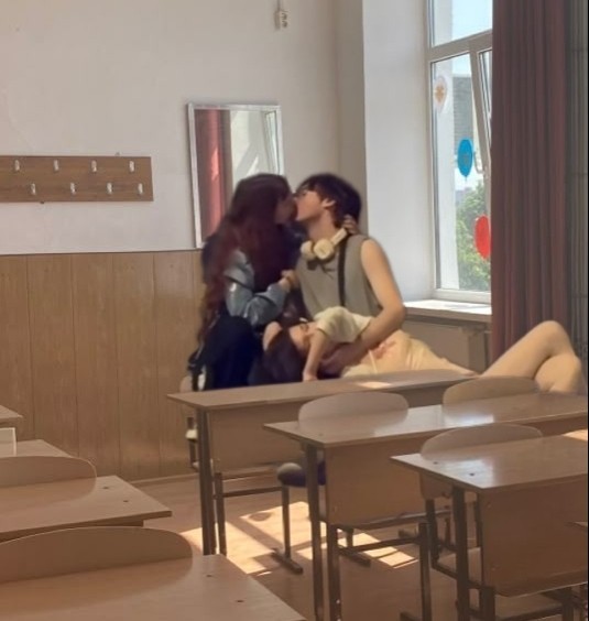 В интернете стало популярным фото парочки в японском районе Кубуки-тё после попойки