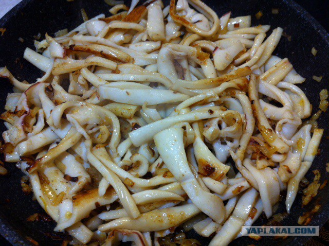 Простой рецепт кальмаров на сковороде. Кальмар с картофелем. Картошка жареная с кальмарами. Кальмар с жареным картофелем. Жареный кальмар с луком и картошкой на сковороде.