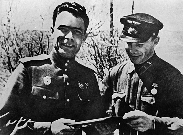 Армейские фотографии знаменитостей