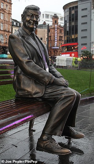 Памятник Мистеру Бину (Роуэн Аткинсон) был открыт сегодня на Лестер-сквер в Лондоне