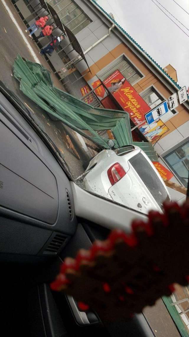 Ураганный ветер в Чите. Он срывает запросто крышу здания торгового центра. Май 2020