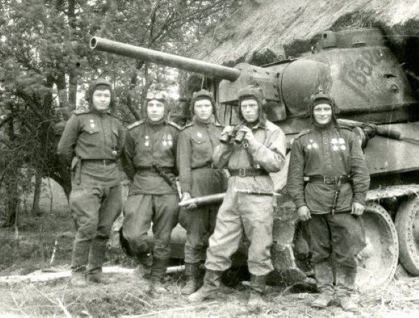 И чёрный нож вонзил в фашиста...