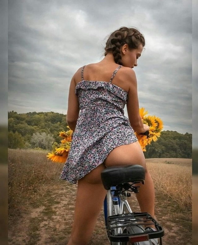 Девушки, великолепный вид сзади.