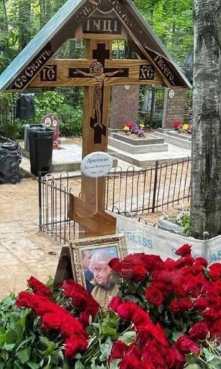 Полиция с ночи выставила кордоны у Серафимовского кладбища в Петербурге