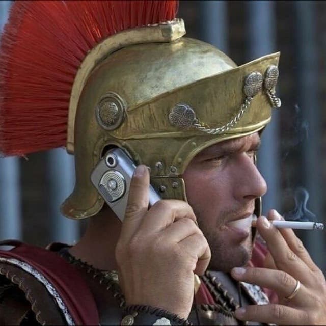 Всё о шлюхах своих думает