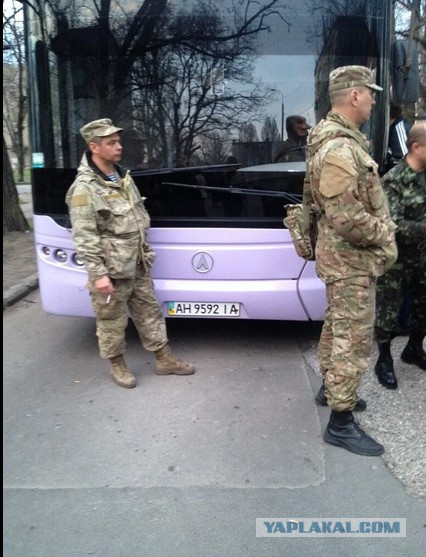 В Донецке блокировали автобус с военными