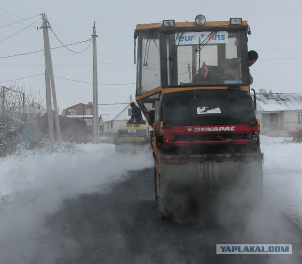 Застигнутые за укладкой асфальта в снег рабочие напали на активиста «Убитых дорог»
