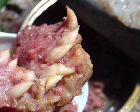 В Зауралье в школьном супе нашли странный кусок мяса с белыми отростками