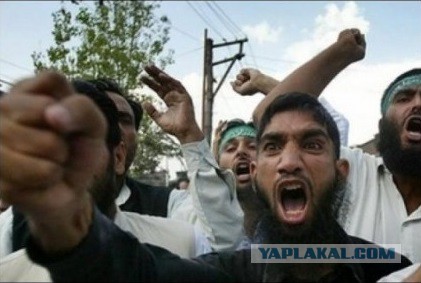 Бандеровец докапывается к милиционерам в Луганске